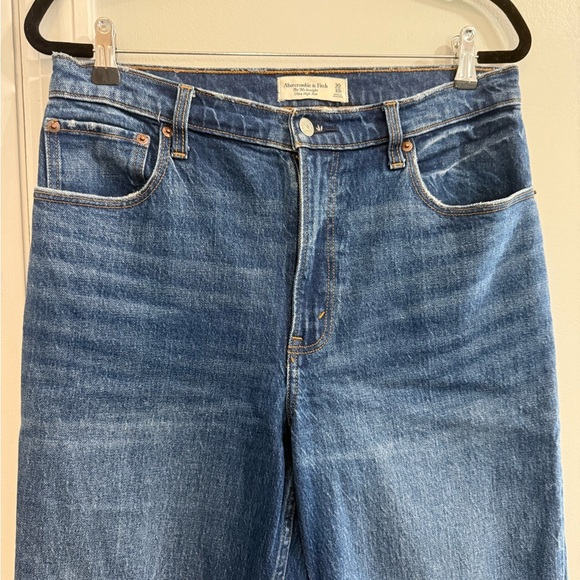 Abercrombie and Fitch The 90’s Straight Ultra High Rise Size 10/30 Short - Picture 4 of 6